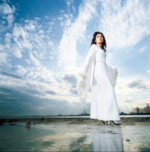 ちあきさん専用 ホラン千秋、カメラマニア垂涎の逸品が揃う「ライカ表参道店」へ | GOETHE